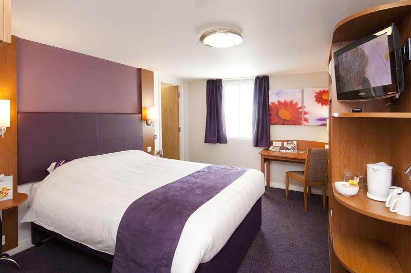 Premier Inn Huddersfield West Dış mekan fotoğraf