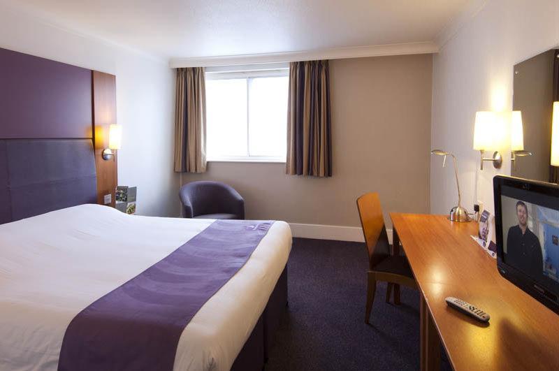 Premier Inn Huddersfield West Dış mekan fotoğraf