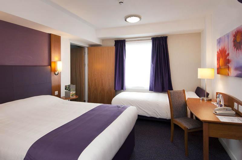 Premier Inn Huddersfield West Dış mekan fotoğraf